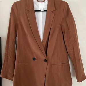 Perfect for the fall! This brown blazer is so cute!